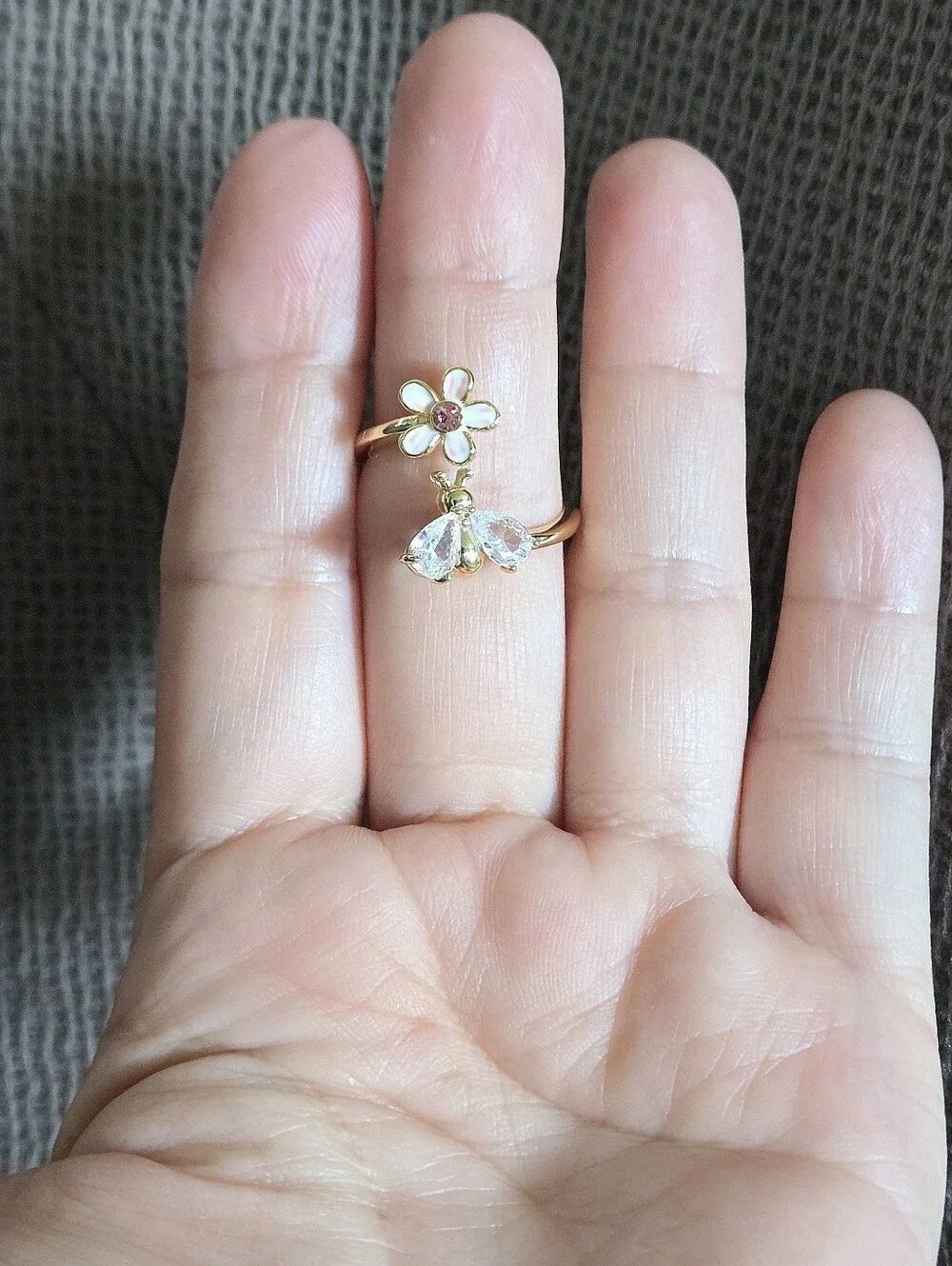 La Meno Flower🌸 and Bee🐝 Bypass Ring💍 - NIB - Picture 9 of 16